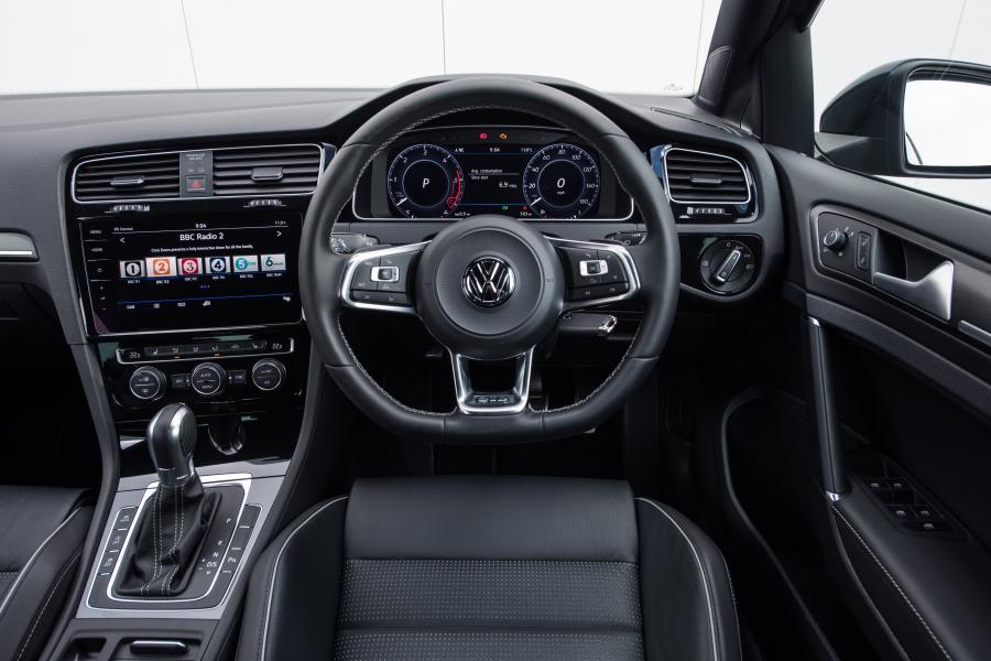 Панель приборов Volkswagen Golf GTD 5-Door 2017 года  (UK) (фото 2 из 30)